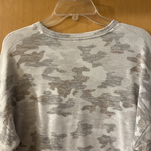 Athleta Women’s Pure Luxe Camo Printed Sweatshirt Gray Size Medium - Picture 9 of 10